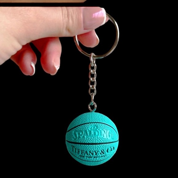 TIFF + CO INSPIRED MINI SPALDING BASKETBALL KEYRING - Picture 6 of 6